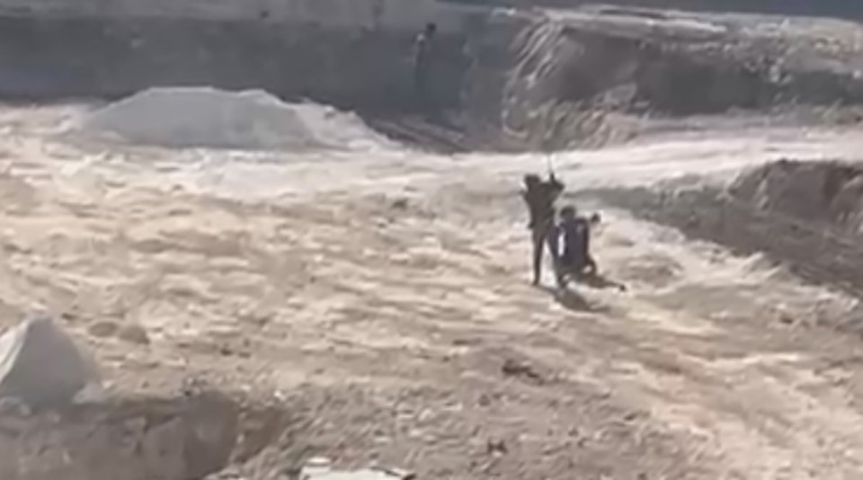 Gaziantep’te bir okul inşaatında çalışan çocuk işçi, bir işçi tarafından