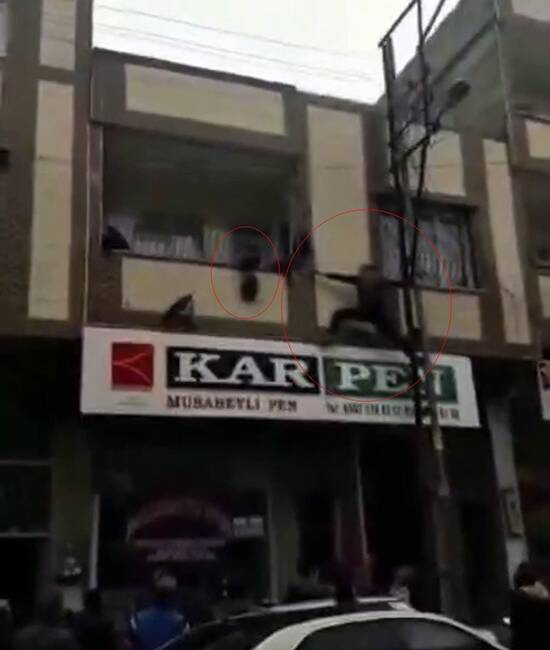 Gaziantep'te bir evin balkonundaki demir parmaklıkta sıkışan 3 yaşındaki çocuk,