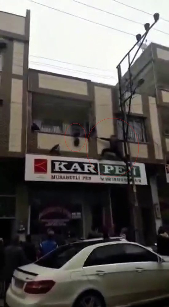 Gaziantep'te bir evin balkonundaki demir parmaklıkta sıkışan 3 yaşındaki çocuk,