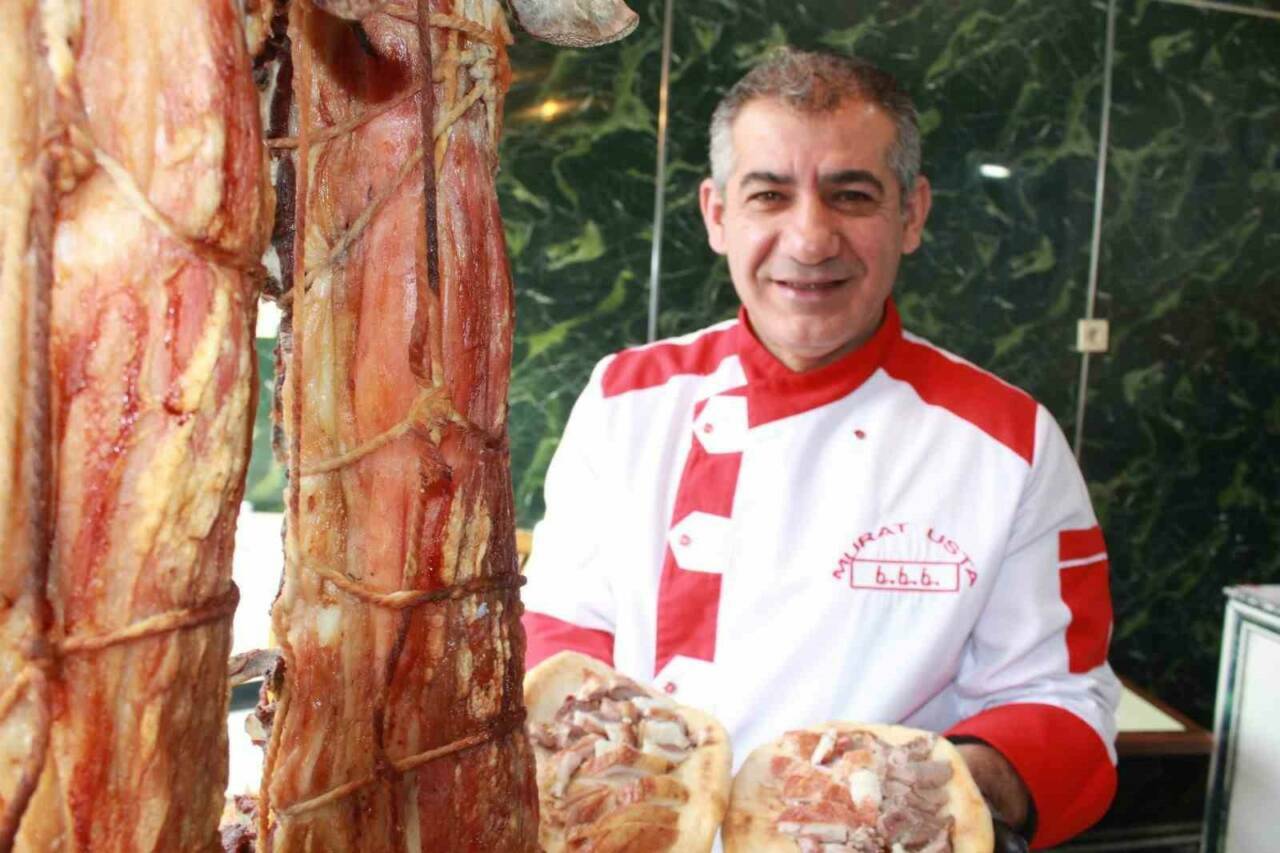 Siirt'in önemli lezzetlerinden biri olan büryan kebabı özel tandırlarda gece