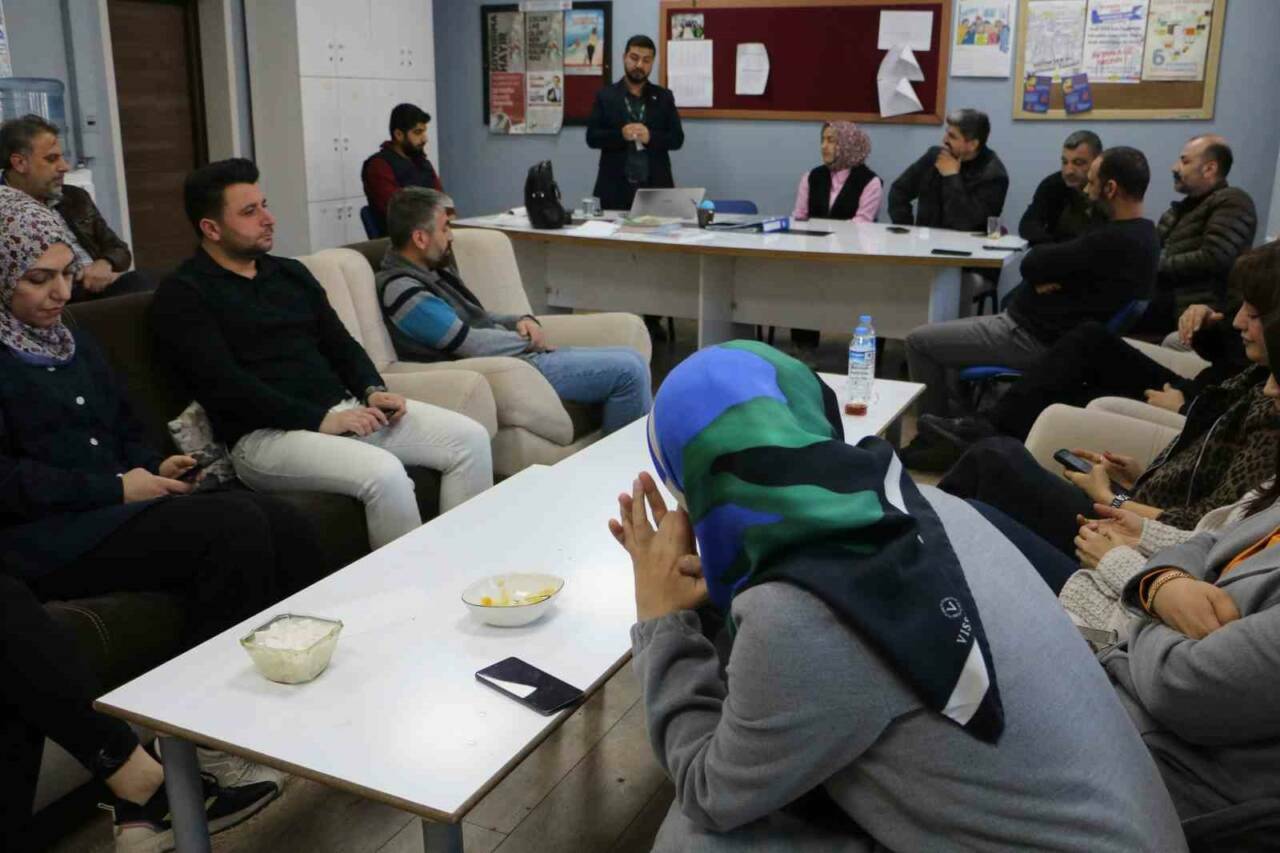 Diyarbakır'ın Bağlar ilçesinde, Genç Yeşilay ve Genç Kızılay gönüllüleri tarafından