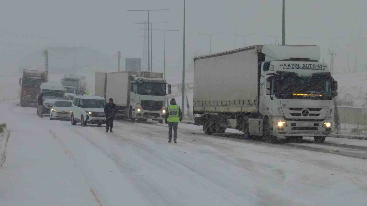 Batman’ın Gercüş ilçesinde etkili olan tipi ve kar yağışı nedeniyle
