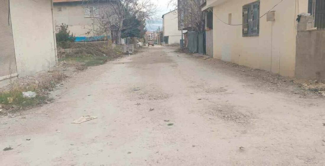 Adıyaman'ın Gölbaşı ilçesi Yeni Mahalle sakinleri, cadde ve sokakların uzun