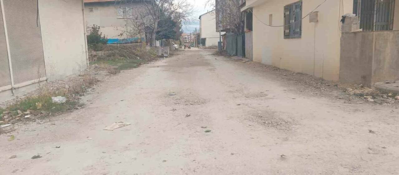Adıyaman'ın Gölbaşı ilçesi Yeni Mahalle sakinleri, cadde ve sokakların uzun