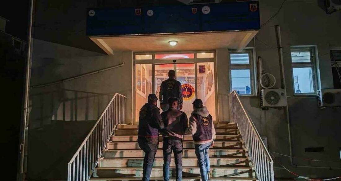 Diyarbakır’da jandarma ekiplerince düzenlenen operasyonlarında haklarında arama kararı bulunan 110