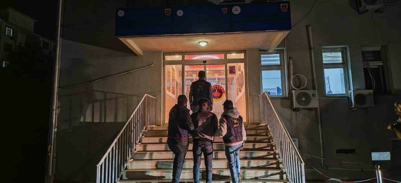 Diyarbakır’da jandarma ekiplerince düzenlenen operasyonlarında haklarında arama kararı bulunan 110