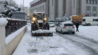 Şanlıurfa genelinde etkili olan kar yağışıyla birlikte Haliliye Belediyesi ekipleri,