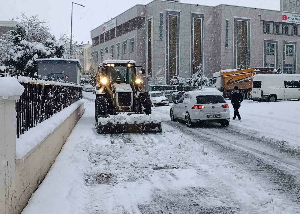 Şanlıurfa genelinde etkili olan kar yağışıyla birlikte Haliliye Belediyesi ekipleri,