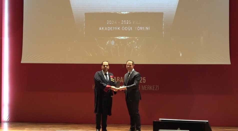 HKÜ'de düzenlenen "Akademik Ödül Töreni"nde 2024-2025 eğitim yılında üniversitenin akademik