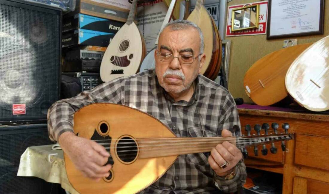 Gaziantep'te müziğe 11 yaşında başlayan Davut Akdoğan, 61 yıldır müziğin