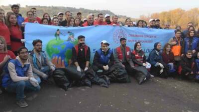 Diyarbakır'da Hevsel Bahçeleri'nde çevre temizliği etkinliği düzenlendi. Programa Vali Zorluoğlu,