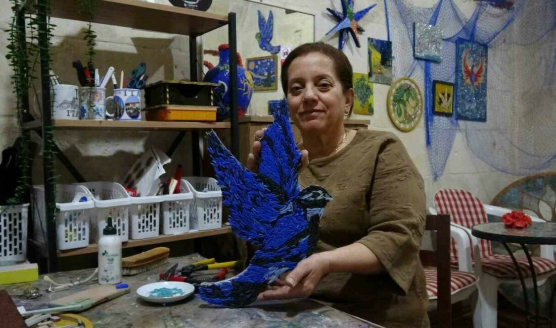 Gaziantepli 60 yaşındaki Ayşegül Yener, yağlı boya tablolar ve mozaik