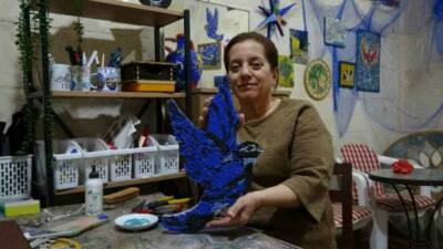 Gaziantepli 60 yaşındaki Ayşegül Yener, yağlı boya tablolar ve mozaik