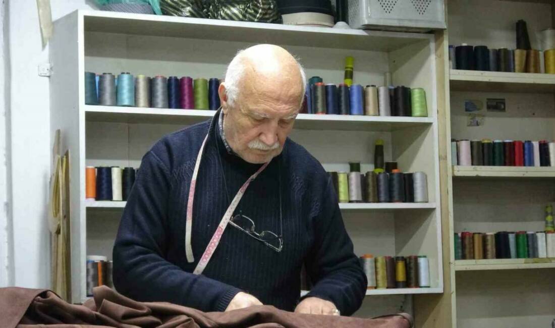 Gaziantep’te yaşayan 71 yaşındaki Müslüm Demirdöken, bir ömrü dikiş makinesi