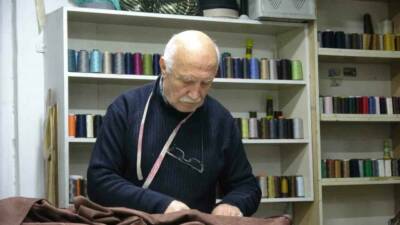 Gaziantep’te yaşayan 71 yaşındaki Müslüm Demirdöken, bir ömrü dikiş makinesi