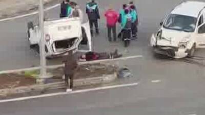 Diyarbakır’da iki hafif ticari aracın çarpışması sonucu meydana gelen kazada,