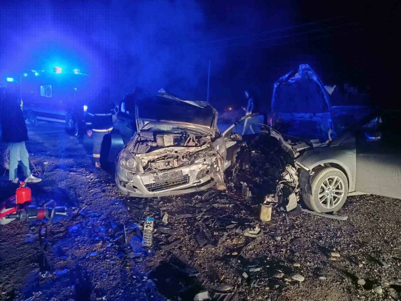 Adıyaman'ın Kahta ilçesinde meydana gelen trafik kazasında, iki otomobil kafa