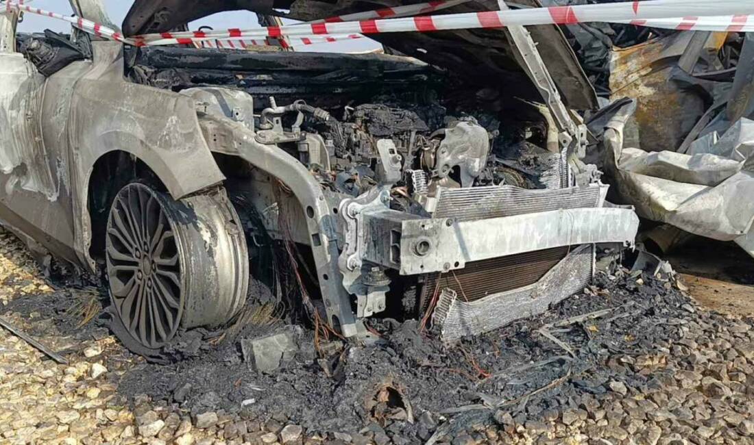 Şanlıurfa’da bir inşaat şantiyesinde çıkan yangında 4 araç kullanılamaz hale