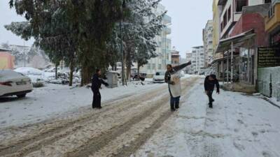 Gaziantep’in İslahiye ilçesinde gece saatlerde başlayan yoğun kar yağışı, etkisini