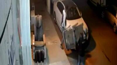 Şanlıurfa’nın Viranşehir ilçesinde bir işyeri önünde bulunan koşu bandının çalınma