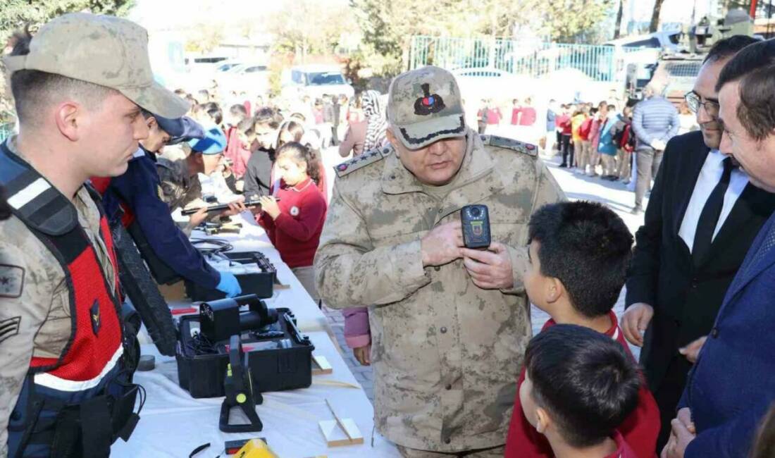 Kilis'te jandarma ekipleri öğrencilerle buluşarak yerli savunma sanayiinde kullanılan araçları