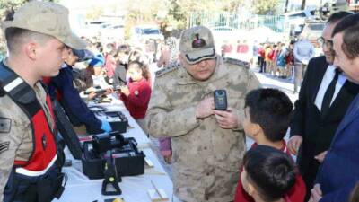 Kilis'te jandarma ekipleri öğrencilerle buluşarak yerli savunma sanayiinde kullanılan araçları