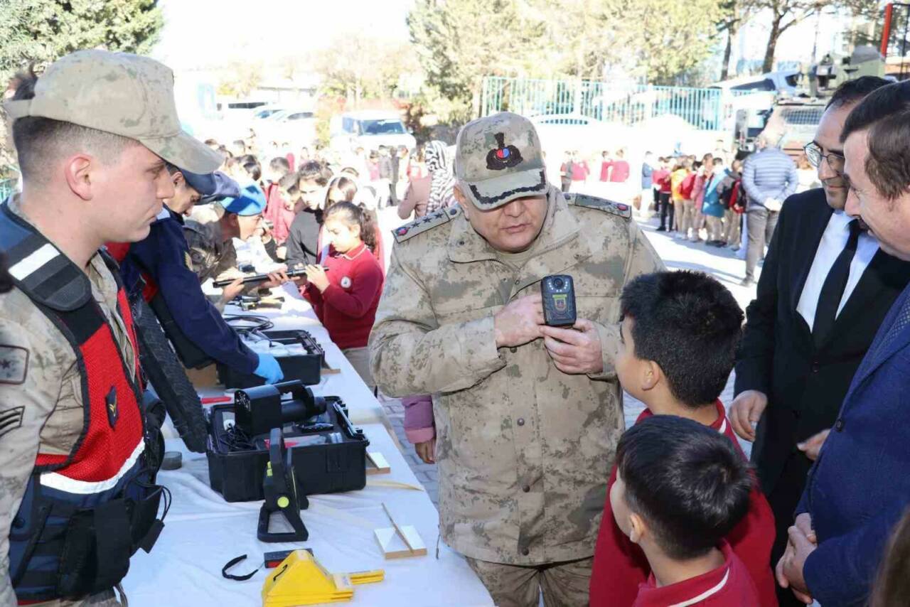 Kilis'te jandarma ekipleri öğrencilerle buluşarak yerli savunma sanayiinde kullanılan araçları