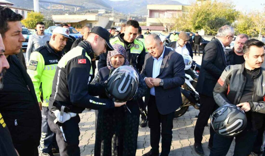Jandarmadan 100 motosiklet sürücüsüne güvenli sürüş eğitimi ve hediye kask Gaziantep İl Jandarma Komutanlığı'nın düzenlediği etkinlikte, motosiklet sürücülerine güvenli sürüş