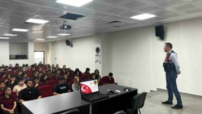 Gaziantep'te Jandarma ekipleri tarafından 210 öğrenciye siber güvenlik eğitimi verildi.