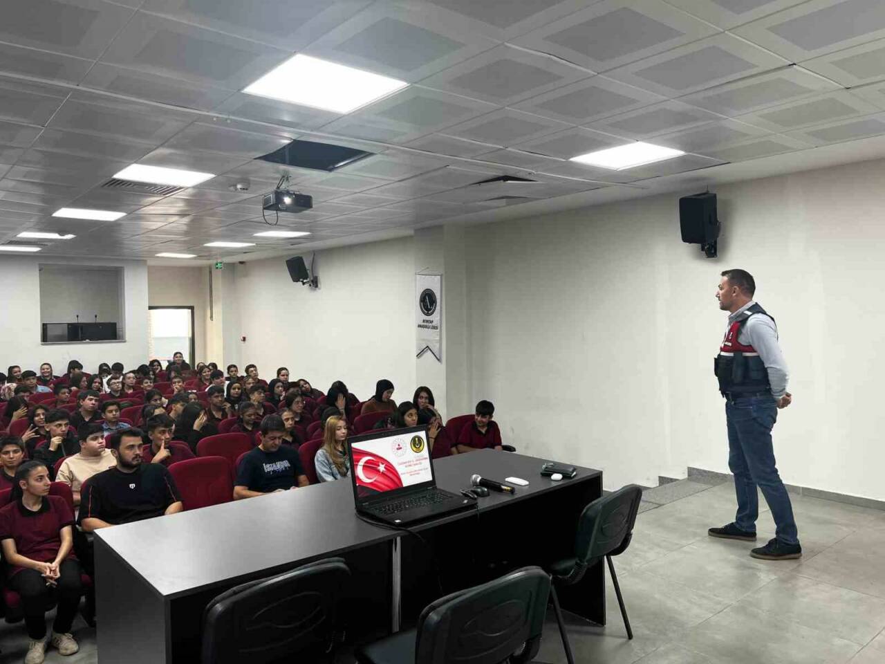 Gaziantep'te Jandarma ekipleri tarafından 210 öğrenciye siber güvenlik eğitimi verildi.