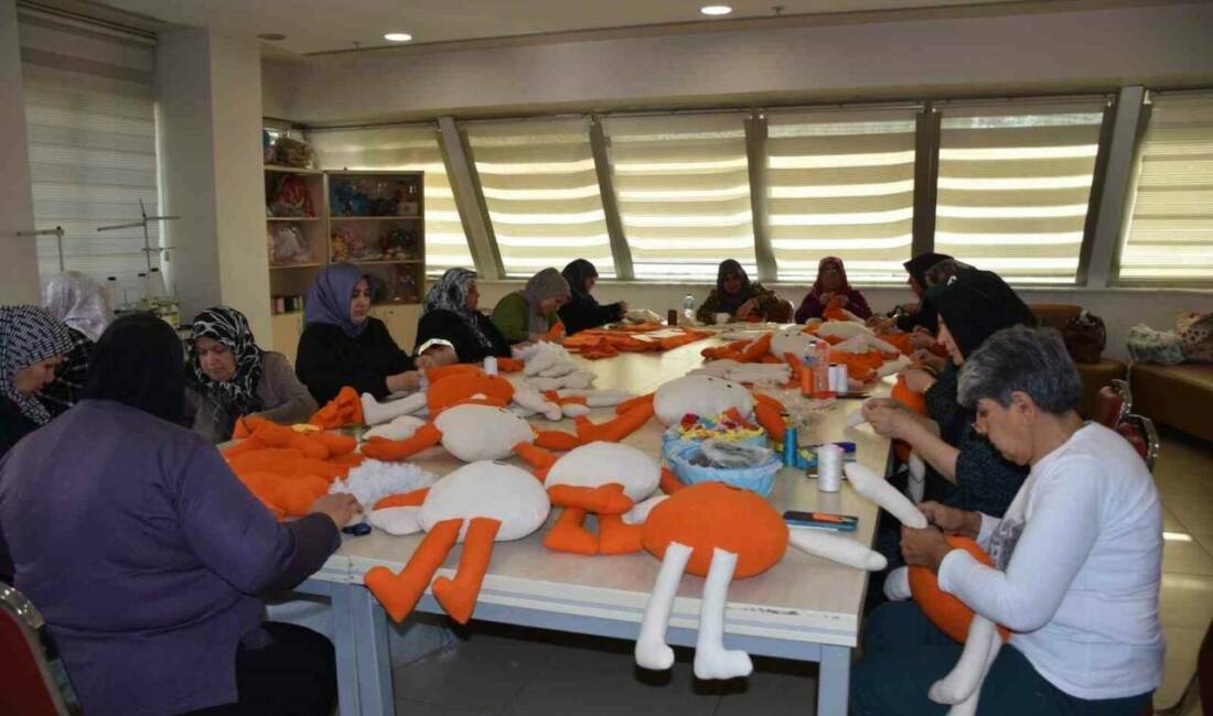 Kadınlar, Gaziantep'te Şahinbey Belediyesi'nin desteklediği el işi sanatı kursunda lösemili