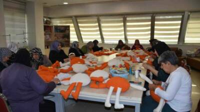 Kadınlar, Gaziantep'te Şahinbey Belediyesi'nin desteklediği el işi sanatı kursunda lösemili