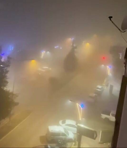 Kahta ilçesinde sabah saatlerinde etkili olan yoğun sis, görüş mesafesini