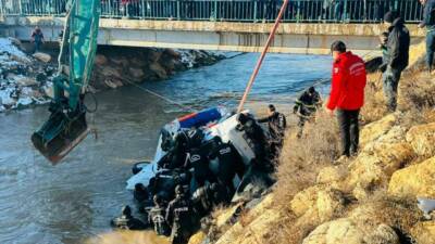 Şanlıurfa’nın Harran ilçesinde, tahliye kanalına devrilen otomobil ve içerisindeki 3