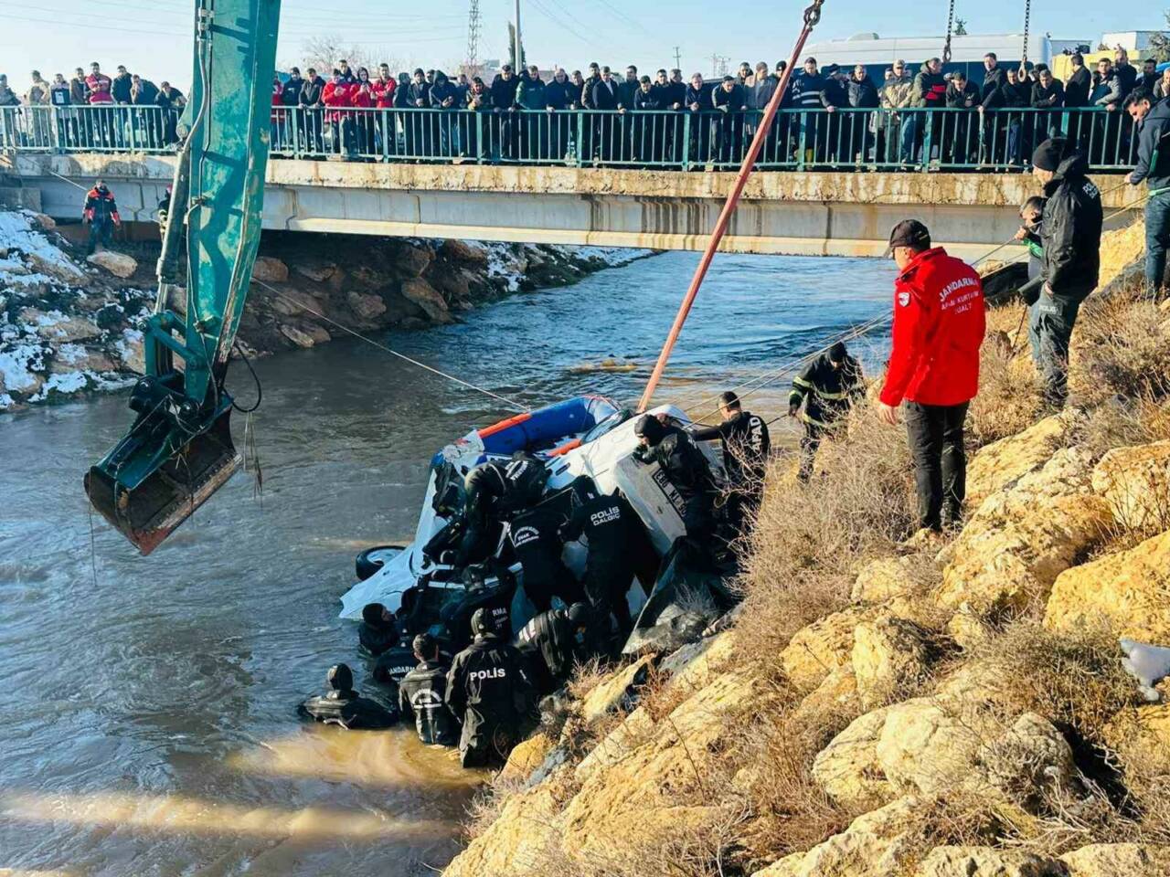 Şanlıurfa’nın Harran ilçesinde, tahliye kanalına devrilen otomobil ve içerisindeki 3