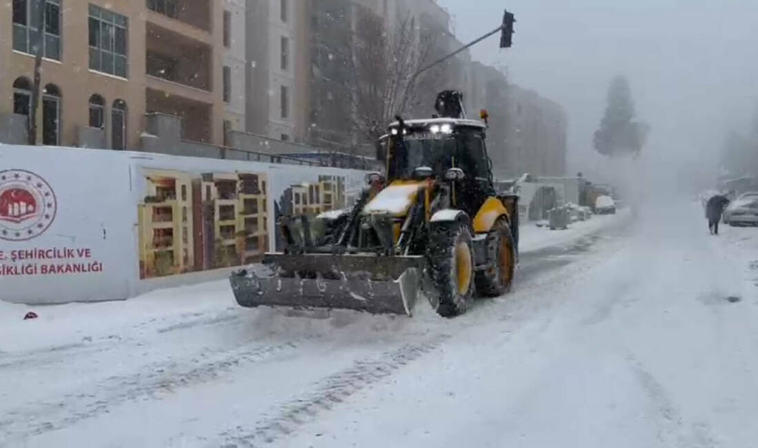 Adıyaman’ın Besni ilçesinde sabah saatlerinde başlayan yoğun kar yağışı, ilçe