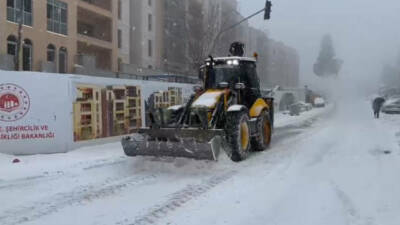 Adıyaman’ın Besni ilçesinde sabah saatlerinde başlayan yoğun kar yağışı, ilçe