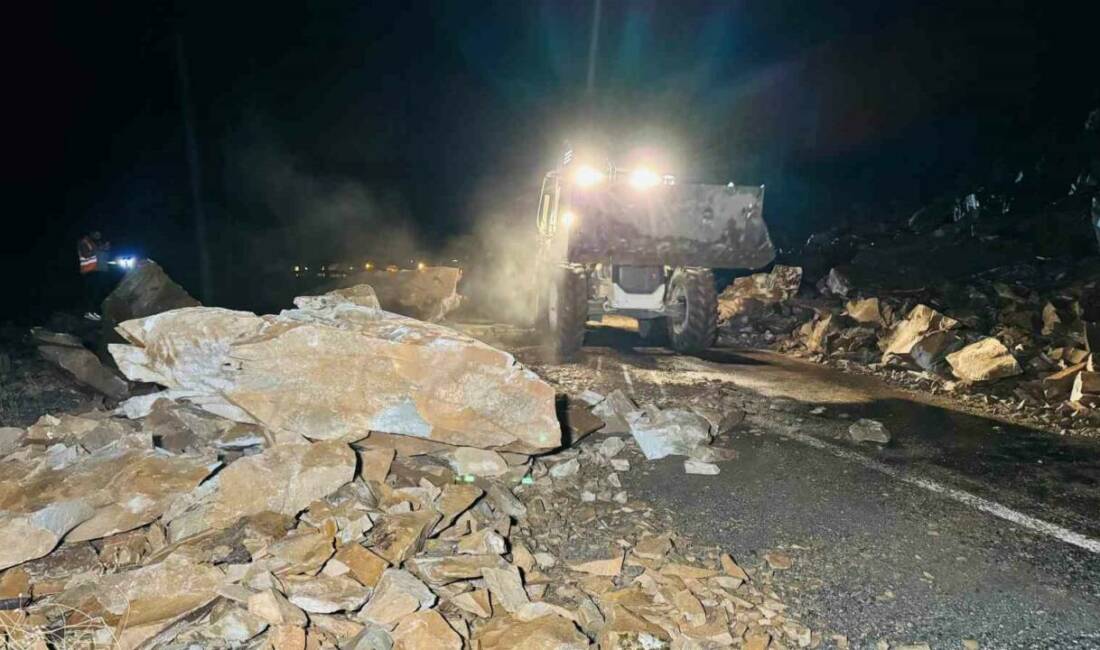 Şırnak'ın Beytüşşebap ilçesinde aşırı yağışlar nedeniyle kapanan yolu açmaya çalışan