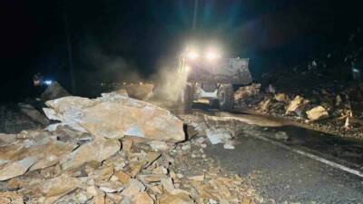 Şırnak'ın Beytüşşebap ilçesinde aşırı yağışlar nedeniyle kapanan yolu açmaya çalışan