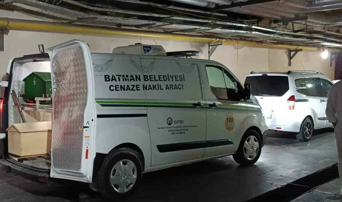 Batman’ın Beşiri ilçesine bağlı Samanlı köyünde, evinin damında kar temizlemeye