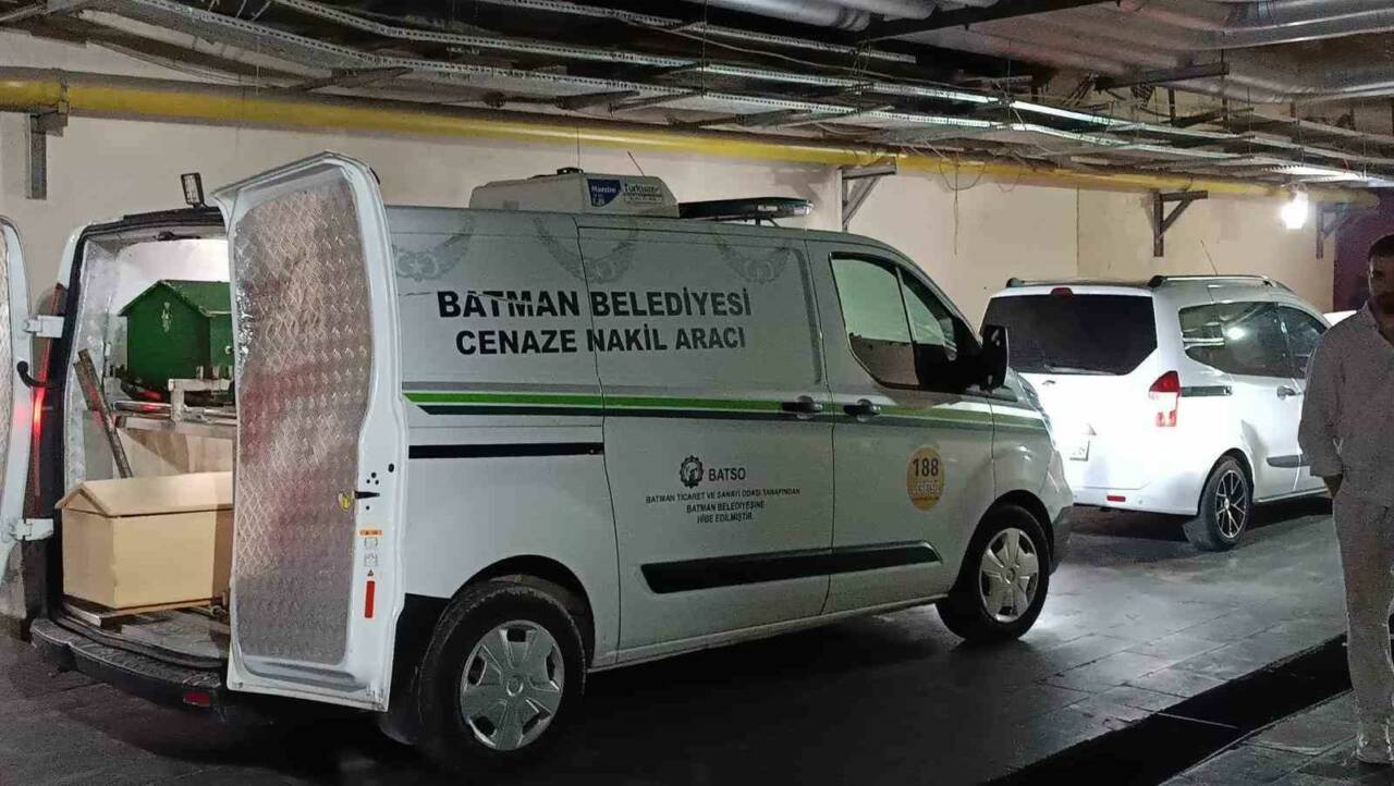 Batman’ın Beşiri ilçesine bağlı Samanlı köyünde, evinin damında kar temizlemeye