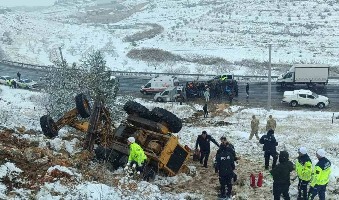 Şanlıurfa’nın Halfeti ilçesinde kar temizliği yapan iş makinesinin devrilmesi sonucu