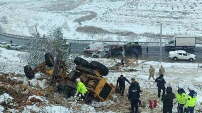 Şanlıurfa’nın Halfeti ilçesinde kar temizliği yapan iş makinesinin devrilmesi sonucu