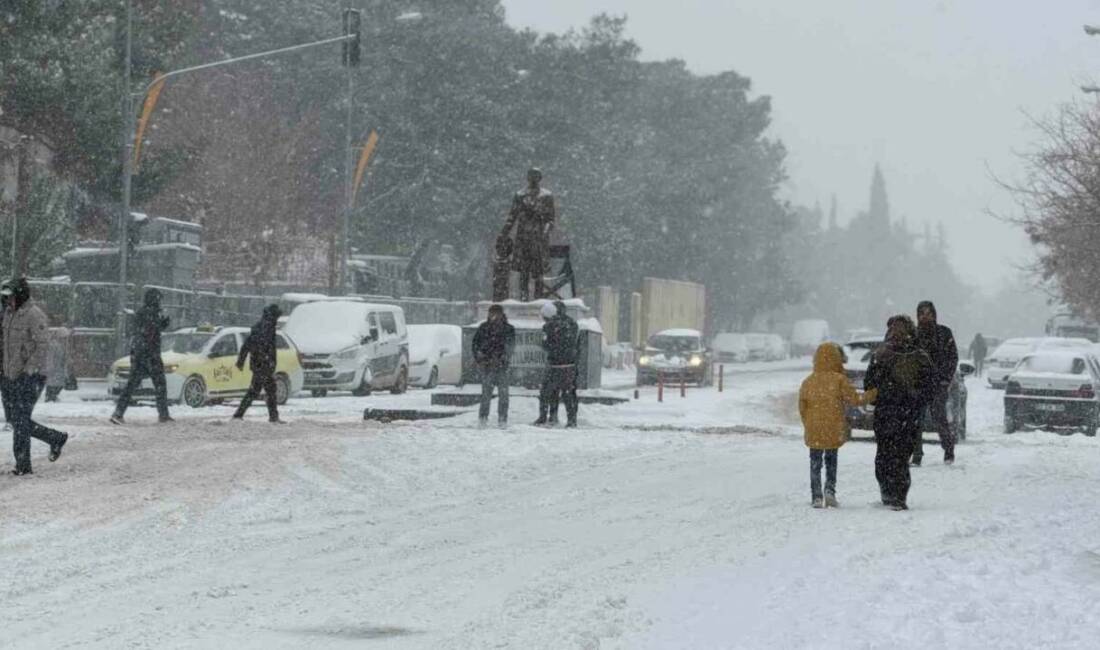 Şanlıurfa’nın Siverek ilçesinde sabah saatlerinde başlayan kar yağışı hayatı olumsuz