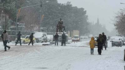 Şanlıurfa’nın Siverek ilçesinde sabah saatlerinde başlayan kar yağışı hayatı olumsuz