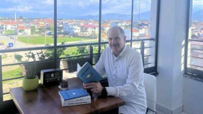 Naif Karabatak'ın "Kahvaltı Haberleri" adını taşıyan üçüncü kitabı, 28 mizahi