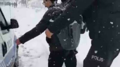 Siirt’te etkili olan yoğun kar yağışı ve buzlanma nedeniyle evlerine