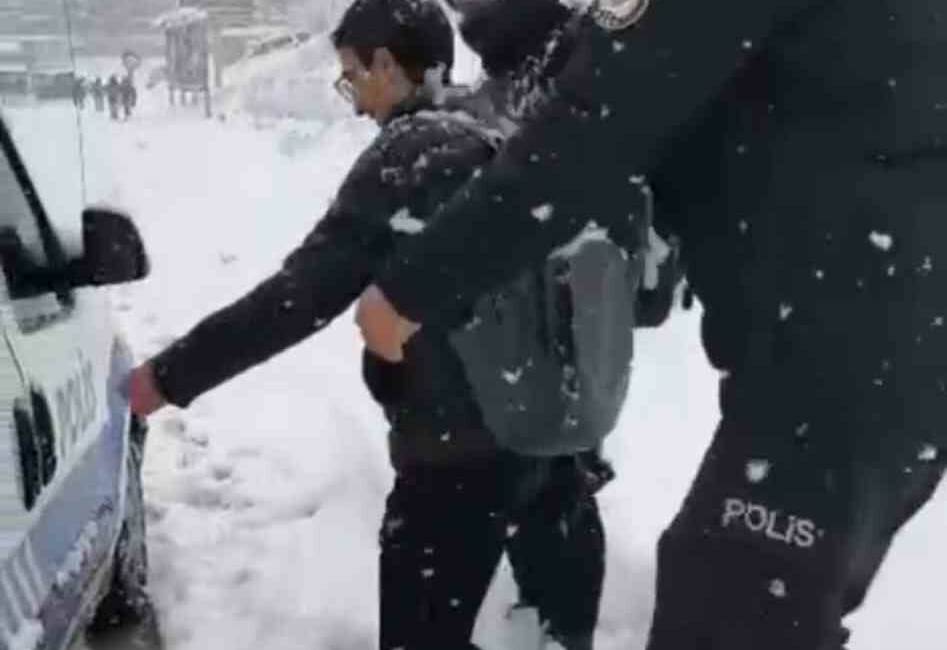 Siirt’te etkili olan yoğun kar yağışı ve buzlanma nedeniyle evlerine