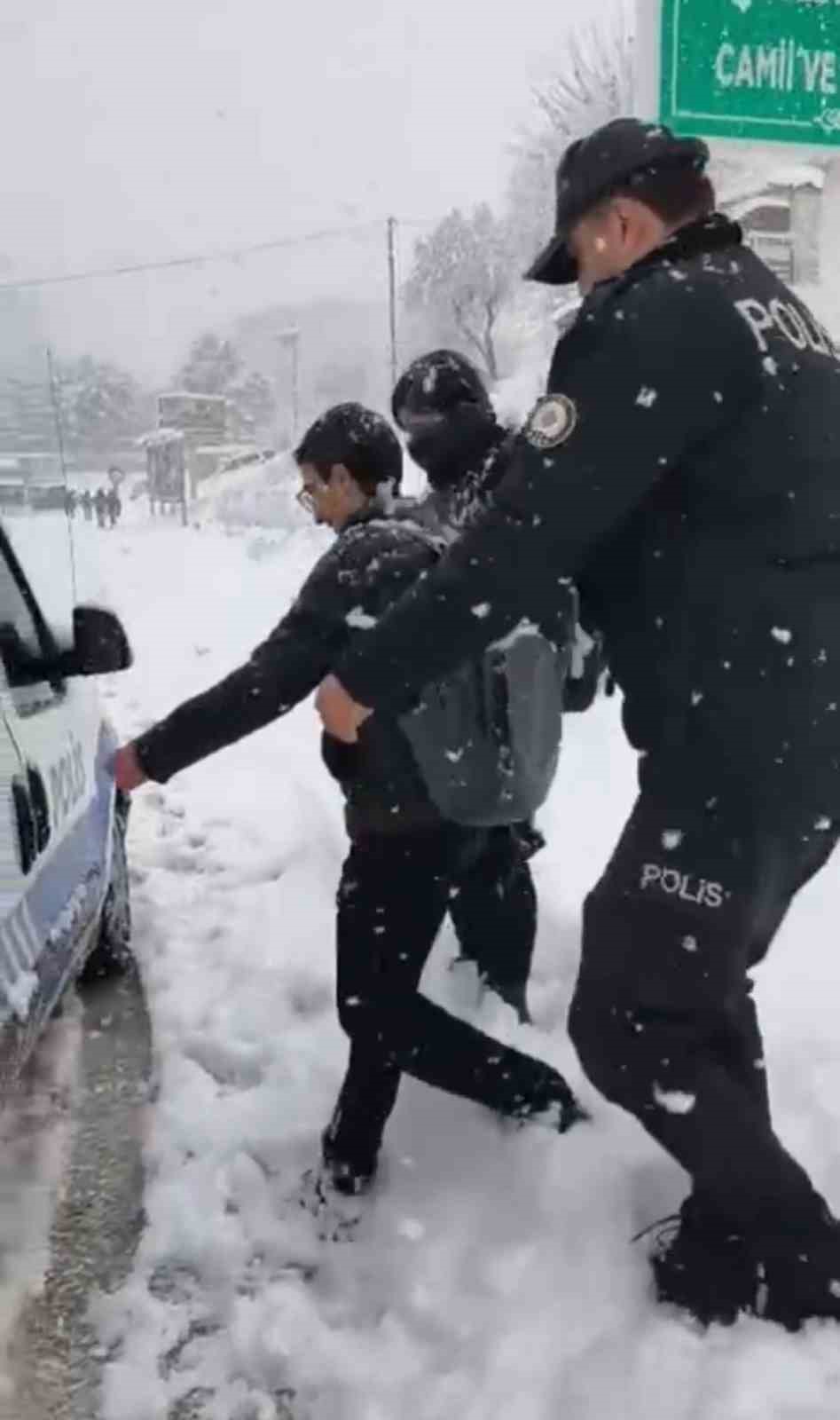 Siirt’te etkili olan yoğun kar yağışı ve buzlanma nedeniyle evlerine