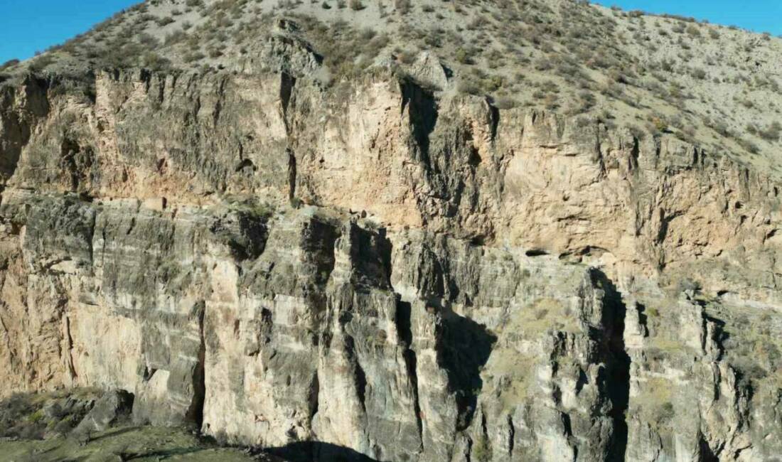 Şırnak'ta, kayaların arasında bulunan ve uzun yıllardır ziyaretçilerin ilgisini çeken